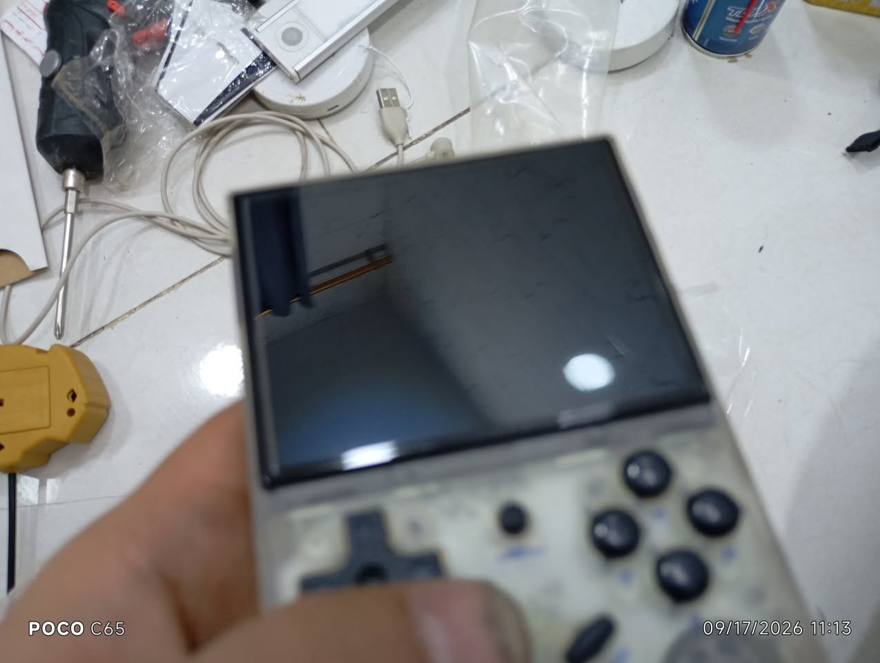 بسعر البلاش
فرصة مميزة! جهاز ألعاب ANBERNIC RG 35XX للبيع 🎮

​الموديل: ANBERNIC RG 35XX (شفاف)

​الحالة: مستعمل، بحالة جيدة جداً، مع بعض علامات الاستخدام البسيطة (كما هو موضح بالصور ).
الجهاز بحاجة الى تبديل بطارية يعني ابيع فحم

​المواصفات: 

​شاشة ملونة واضحة.

​أزرار تحكم كاملة (D-pad، أزرار حركة، أزرار كتف L1/L2/R1/R2).

​بطارية ليثيوم بوليمر (Li-Po) قابلة لإعادة الشحن بسعة 2600mAh (3.8V).

​منافذ متعددة: منفذ شحن Type-C، منفذ سماعات 3.5mm، ومنفذ Mini HDMI للتوصيل بالتلفزيون.

​فتحات لبطاقات الذاكرة (MicroSD).

​السعر: 9,000 دينار عراقي فقط!

​للتواصل والاستفسار: يرجى المراسلة على الواتساب على الرقم: ***********

​لا تفوت فرصة استعادة ذكريات الألعاب الكلاسيكية

نص مكتوب في الصور:
- POCO C65 09/17/2026 11:13