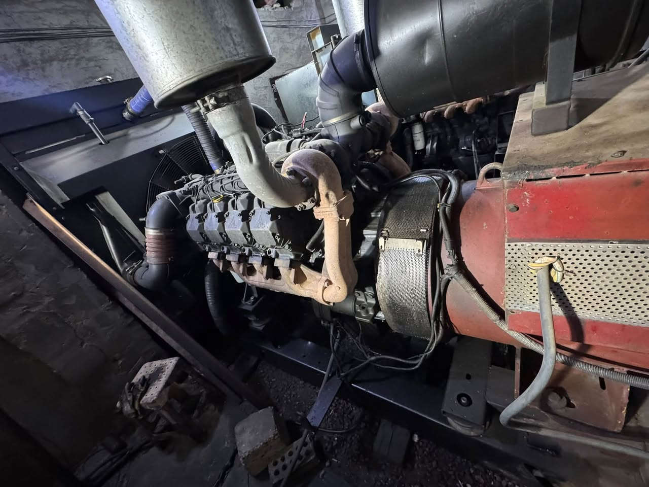 السلام عليكم (للبيع )مولد دويز 8 بستم دينمو400 kv ستانفورد تبريد ماء للاستفسار اكثر. التواصل على الرقم ***********
