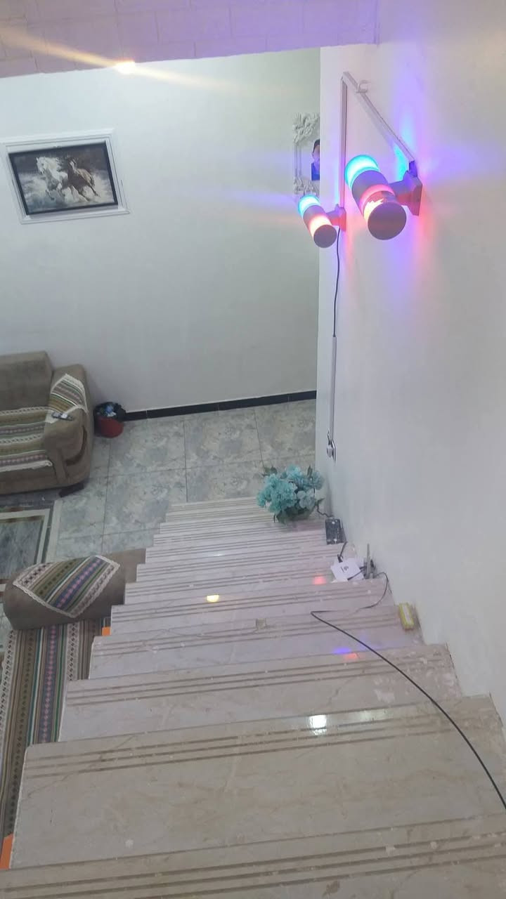 السلام عليكم دار سكن طابقين للبيع حديث البناء درجة اولئ في الكوت منطقة حي الحكيم الأولئ في الوائلية بالقرب من شارع الصب يقع على شارع 15م مساحتة 140م طابقين البناء طابوق درجة اولى والسقف صب مسلح والارضية والجدران سيراميك ويتكون البيت من غرفتين نوم وصالة واستقبال ومطبخ وصحيات داخلية وخارجية ومرقم من قبل البلدية السعر 57 وبي مجال الاستفسار الاتصال على هذا الرقم ***********
