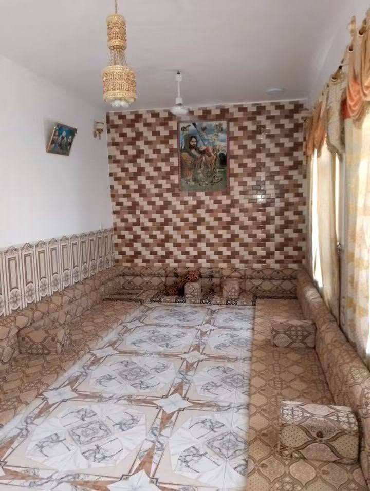 السلام عليكم 
بيت للبيع في حي الحكيم الثانيه 
قرب حسينه ام البنين 
المساحه (420 متر) على شارعين البيت
يتكون من غرف العدد2
وصاله
واستقبال واسع مع طارمه معزولة عن البيت
للاستفسار الاتصال على الرقم 
***********
***********
