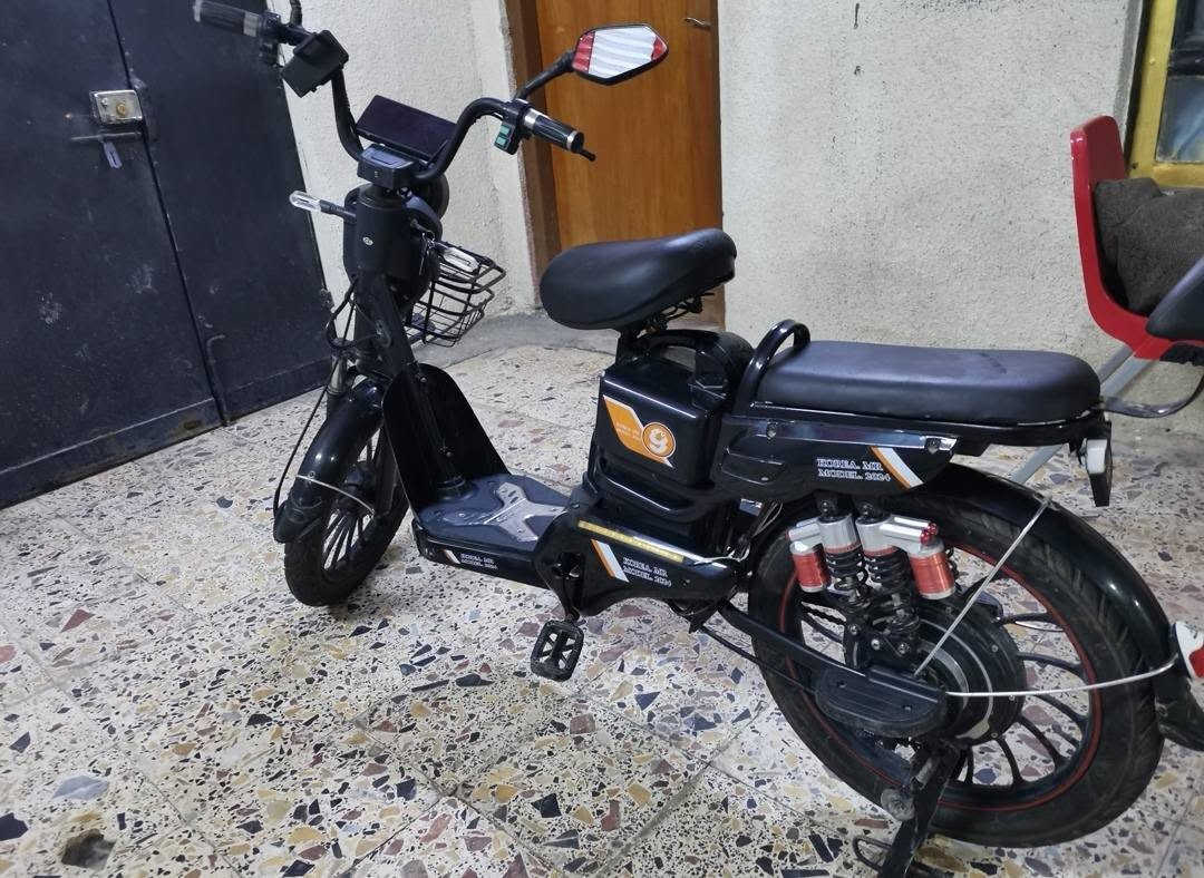 السعر 200 الف وبيها نقصها بطاريات البصرة الحيانية الرقم *********** واتساب
