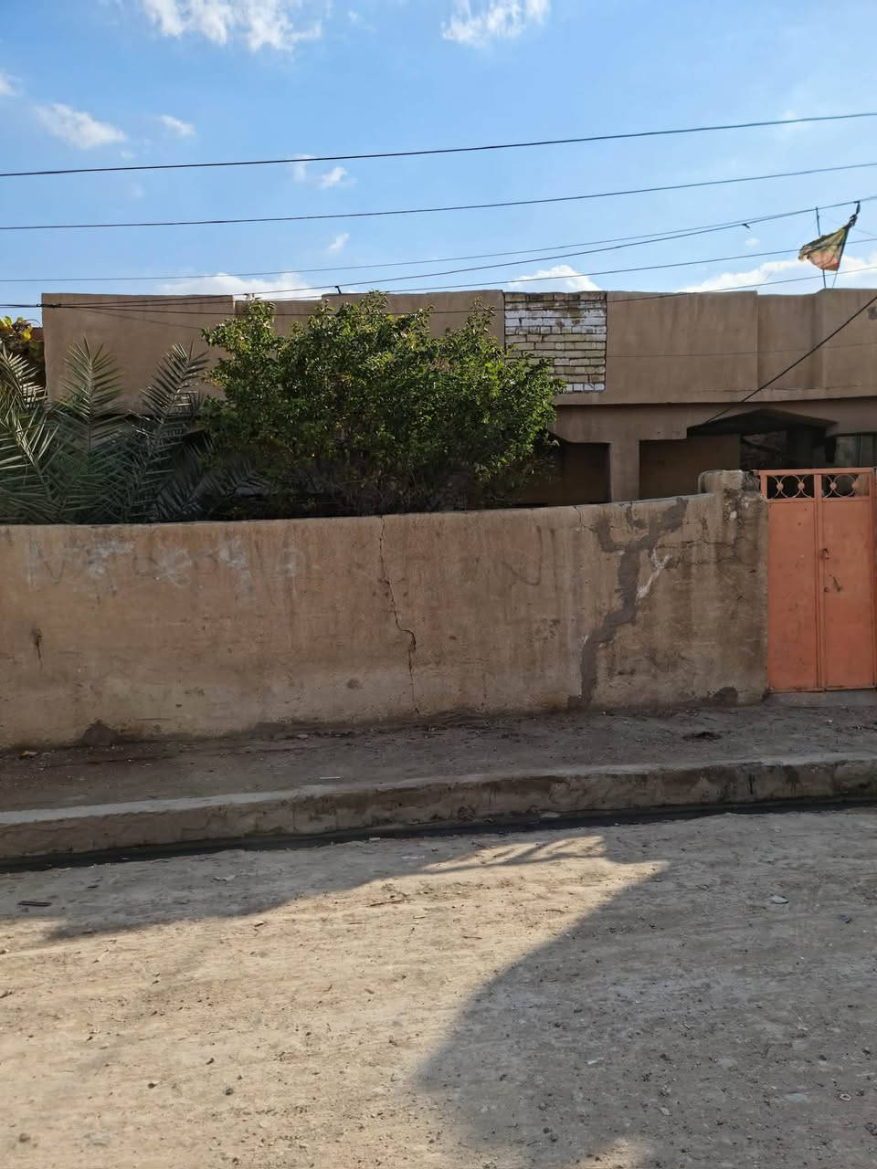 بيت 200 متر  للبيع في النهروان منطقة الالفين خلف المدارس قرب سعد المضمد السعر 65 وبيه مجال للشراي بناء بلوك مسلح  تفاصيل
هاتف ‭***********
