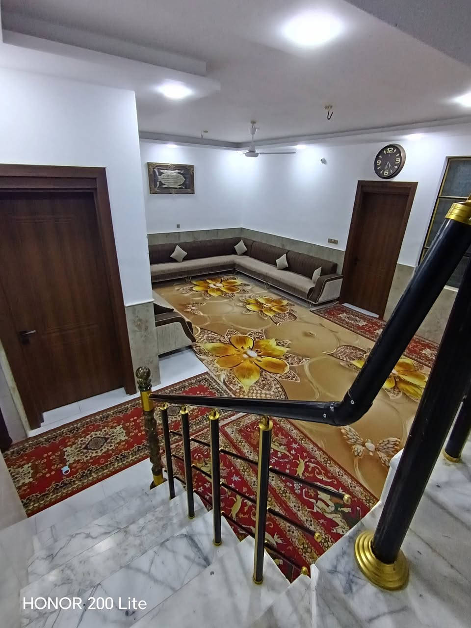 فرصة عقارية اجمل موقع ( طريق الزوار)      دار للبيع طابو زراعي قرار ٢٥ مساحة ٢٠٠ م٢ طابقين.
الطابق الارضي
1. استقبال
2. صالة
3. غرفة نوم
4. مطبخ
5. صحيات داخلية وخارجية
الطابق الاول :
1. غرف نوم عدد ٣
2. صحيات وحمام داخلي
3. سطح اول وسطح ثاني
الموقع : ملحق قرية الغدير 
طريق الزوار شارع الحولي قرب مجسر الشهداء يبعد عن الشارع العام ٨٠ متر عرض الشارع ١٥ متر 
للأستفسار الاتصال على الرقم ***********     وتتوفر خدمة واتساب.
