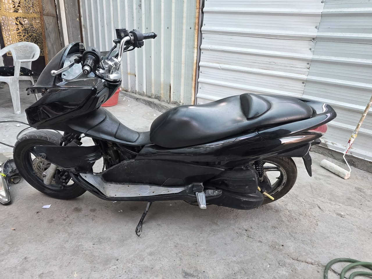 السلام عليكم
pcx
جيل اول دراجة كلش حلوة
عوزهة بجم وترايش
مازدة موجودة شغالة
محرك مكفول كفالة
بيهة سويجين
بيهة حساس توقف
حساس ستاند
كهربائيات كاملة 
السعر 800 الف
***********
 واتساب
