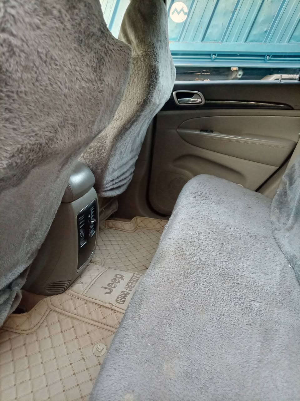 السلام عليكم سيارة جيب لاريدو بيع أو مراوس حسب قناعه بيه قطعه واحده جاملغ لامامي فقط موديل ٢٠١١ أمريكي سيارة جديده كلشي ماناقصه اي شي كير مكينه كله مكفول مكان ديوانيه ***********
