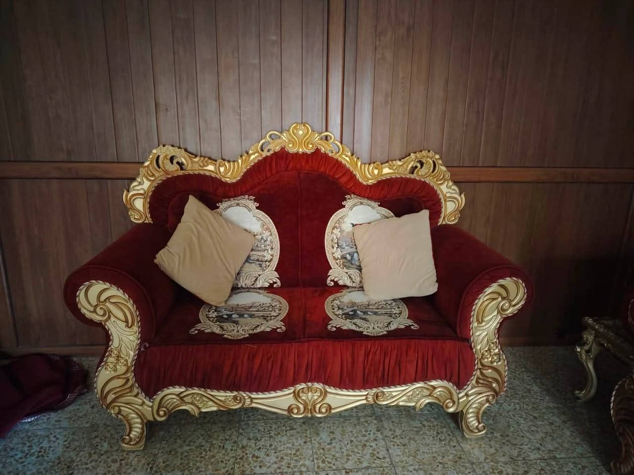 تخم حطاطه عشرة مقاعد نظيف +طبلات عدد 5 لون ذهبي ٤ صغار +واحد كبير + بردة تول
السعر 450وبي مجال 
للاستفسار ***********
