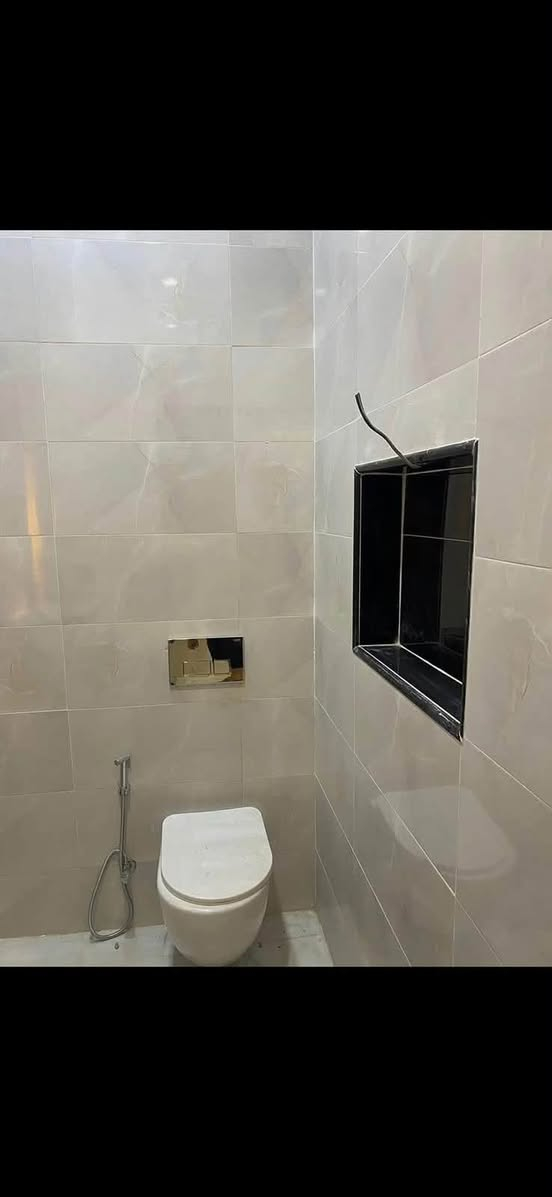 بيت للبيع بناء جديد 2025 درجة اولى شارع عريض
المساحه 70 متر مربع صابو صرف 3 طوابق 4 غرف نوم واستقبال وصالة الواجهه 5 متر بي تداخل من الخلف بالغرف الاخيره 
كراج كبير وخدمات خارجيه
يحتوي على استقبال 3.5 * 5
ممر جانب الاستقبال
خدمات في الطابقين 
مطبخ كبير
غرف نوم كبيره 5*4.5
وثلاث غرف نوم 2*5
العنوان الشعب قرب سوق شلال منفذ الخيمة او شارع وصفي المضمد بنفس الشارع العريض قرب اسواق ضياء
***********
