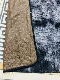 � فروة مفرش للبيع 🖤 ✨ لون نيلي ورمادي أنيق ومميز 📏 القياس: 2 × 3 متر 🧸...