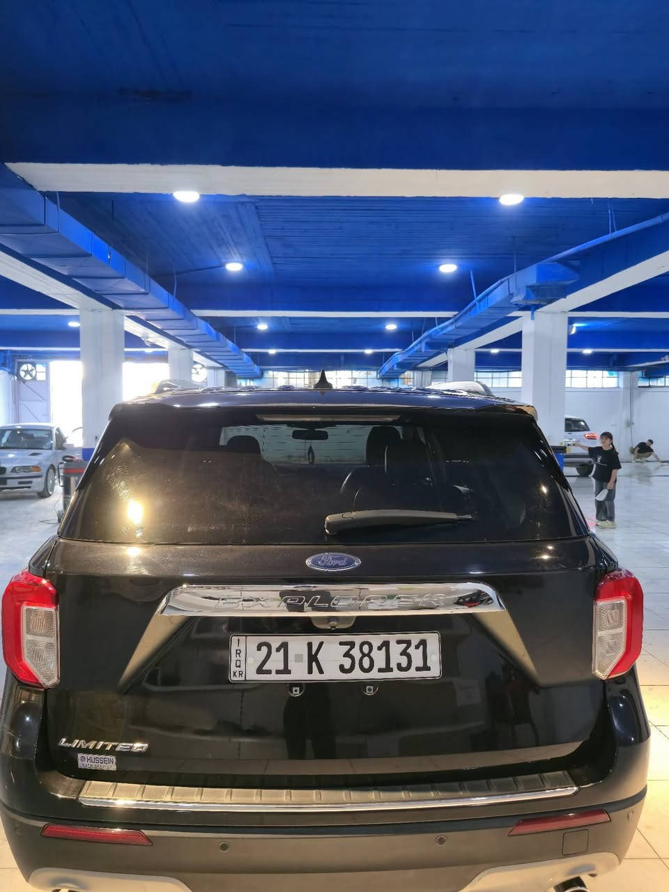 للبيع و تبدیل
فورد إكسبلورر 2021 @(Ford Explorer) للبيع، بالمواصفات التالية:
الموديل والمواصفات: ليميتد (Limited)، (ليس دبل إكسل).
اللون: أسود.
المظهر والراحة: بانوراما، تشغيل عن بعد، بصمة، شاشة كبيرة، نظام تثبيت السرعة.
الكراسي: ثلاث قطع (ثلاثة صفوف) جلد، كراسي VIP، الكراسي الأمامية (تدفئة وتبريد)، الكراسي الخلفية (تدفئة).
الأنظمة والمستشعرات: رادار، حساسات أمامية وخلفية، كاميرات 360 درجة (أمامية وخلفية)، مري كهربائية مع رادار جانبي.
الصندوق خلفي: كهربائي يفتح بالقدم (حساس القدم).
المحرك والإضاءة: محرك 4 بستن توربو، لايتات زينون، هيتر سكان، ويل كروم.
المسافة المقطوعة: 69 ألف ميل.
صبغ قطعتين (الباب الخلفي و الجاملغ الخلفي جهة الراكب).
الحادث في أمريكا كان ضربة أمامية خفيفة بدون وصول الضرر للداخل (فقط الدعامية كانت مكسورة).
الإيرباغات (البرشوتات) مبدلة ومطبوكة بالكامل عدا إيرباغ الراكب (السكن).

الفحص والنظافة:
الكير والمحرك والكهربائيات بشرط الفحص.
صدر الأوتومبيل (التقة والرقية) بشرط الفحص.
أرضية السيارة مبدلة حديثاً.
دهن المحرك مستبدل بدهن الشركة الأصلي (يمشيك 5 آلاف ميل).
الدسك (البريكات) جديدة.
الدشبول صافي تماماً ولا توجد أي علامة تحذيرية (شلع قلوب).
السنوية والرقم مجددة وصالحة لغاية عام 2028.
النواقص (العيوب):
الكرسي في الصف الثالث (جهة واحدة) لا ينطوي.
الكاميرا تفصل أحياناً (تشتغل وتقطع).

السعر والغرامات:
السعر المطلوب: 195 ورقة أمريكي (19,500$).
السيارة عليها غرامات بقيمة 3 أوراق، وسيتم خصمها (إرجاعها) للمشتري.

صور الحادث:
لمشاهدة صور الحادث في أمريكا، يمكنك زيارة الرابط التالي:
https://bid.cars/en/lot/1-44949043/2021-Ford-Explorer-1FMSK7FH2MGA85117

العنوان: محافظة السليمانية، إدارة رابرين، قضاء رانية.
رقم صاحب السيارة: ***********
