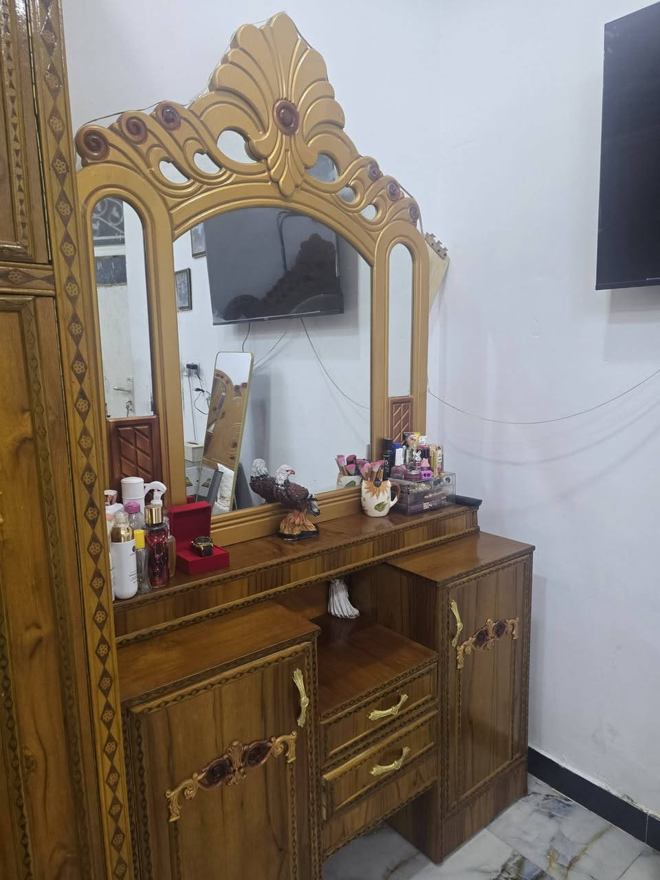 سلام عليكم غرفا اخشاب جديده ونضيفه ودوشك نضيف وجديد سعر850 
تصل ***********
