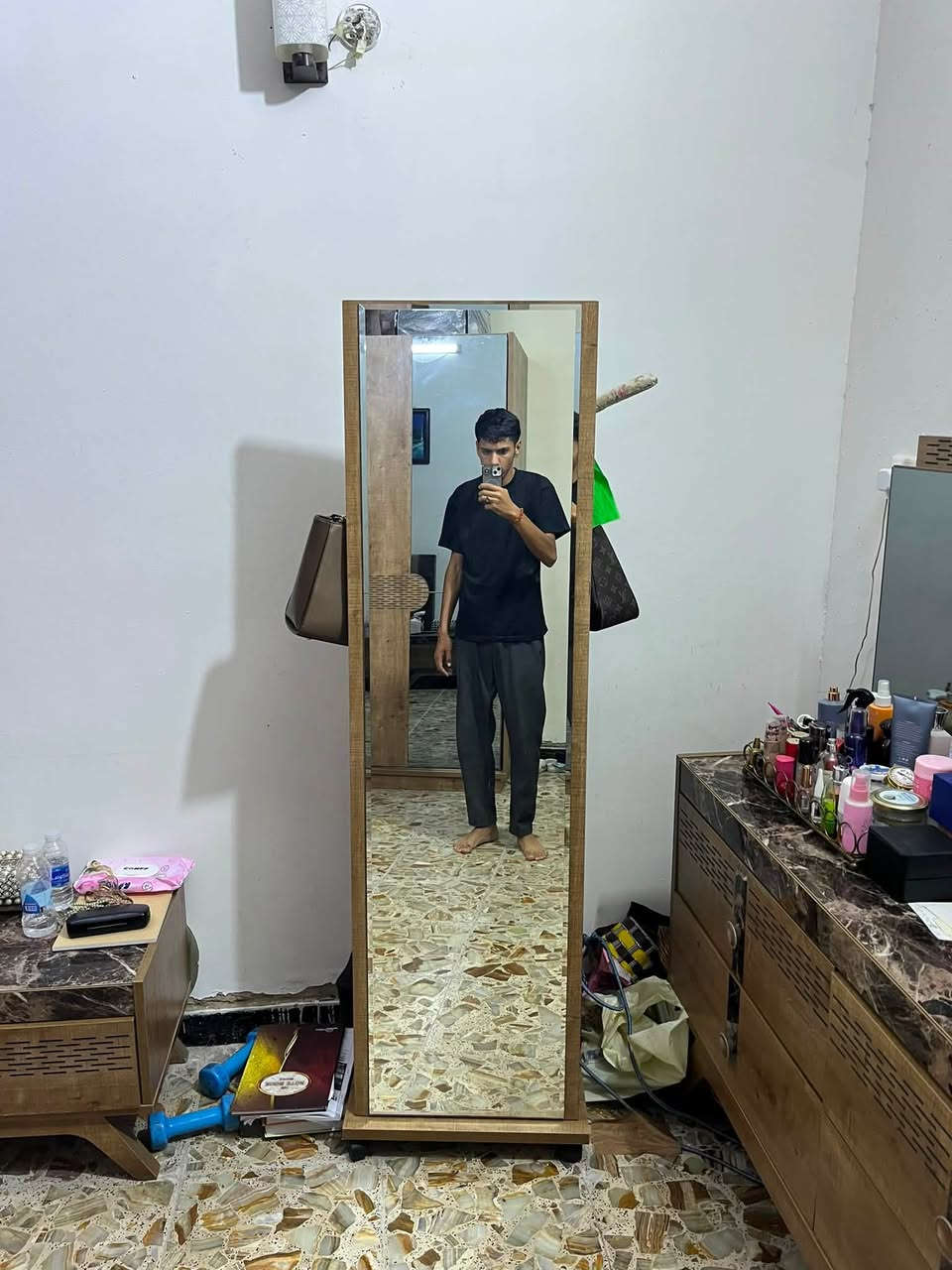 غرفة نوم تركي تحتوي على سبع قطع سعره ٨٥٠ وبيه مجال ***********
