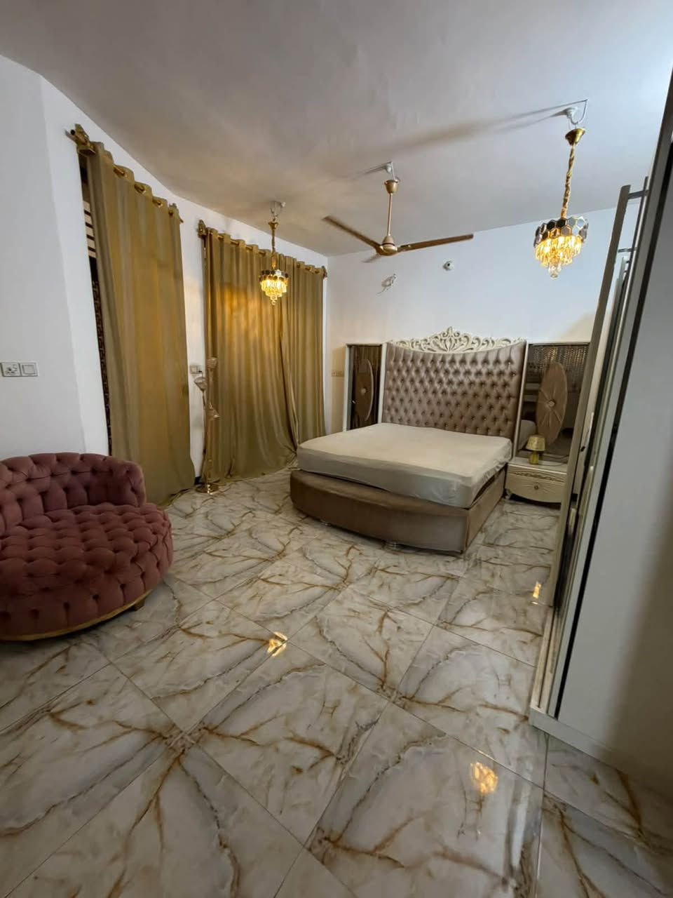 بيت في حي النقيب شارع النهر مساحة ١٠٠ واجهيه ٨ نزال ١٢ جديد طابقين استقبال + صاله + غرفه + مطبخ + صحيات + منور البيت الطابق الثاني يحتوي على غرفتين كبار وصاله وصحيات يبعد دقايق عن شارع محمد الأمين الفرع مقابيل مول الحارث ***********
