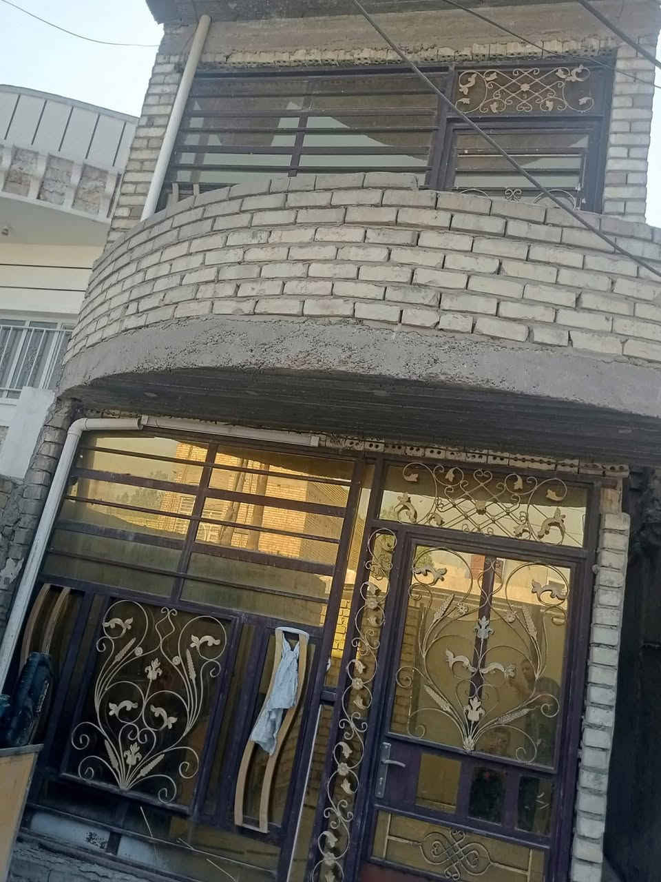 سلام عليكم
بيت للبيع مساحه 90متر منطقه الف خلف كليه النون والقلم مدخلين استقبال وصاله وغرفه نوم وترك خلفي الطابق الثاني غرفه وسطح والطابق الثالث بيتونه وسطح علما البيت فارغ خالي من السكن اي استفسار الاتصال على الرقم ***********.... السعر مناسب
