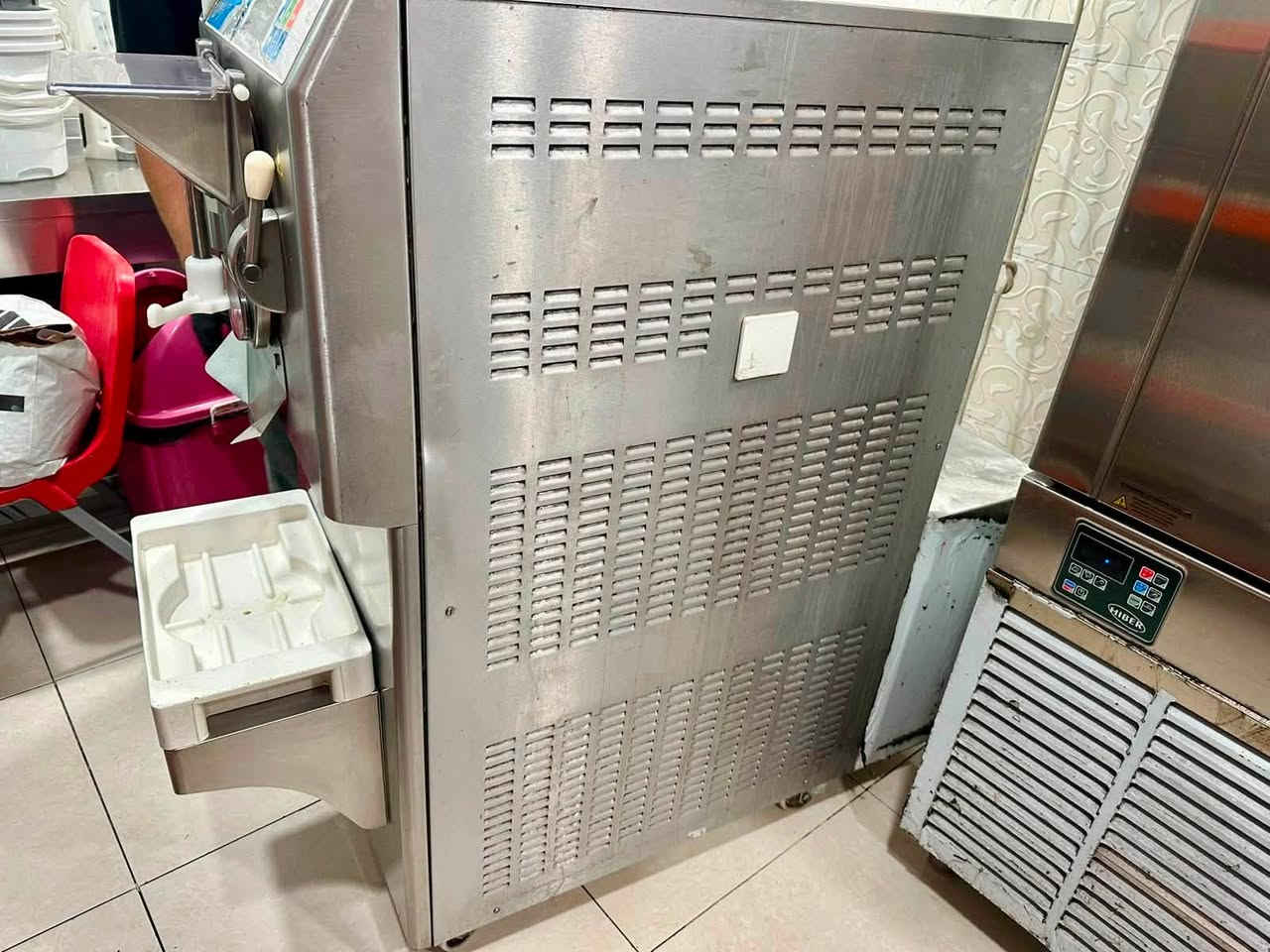 السلام عليكم
كاربجاني
Labotronic
30 100 RTL
تبريد هواء 
مستخدمة نظيفة جداً خالية من اي ضرر او تصليح 
شرط الفحص مشتريها جديدة من الشركة 
مكان المكينة البصرة / مول تايمز سكوير 
اي استفسار / ***********
