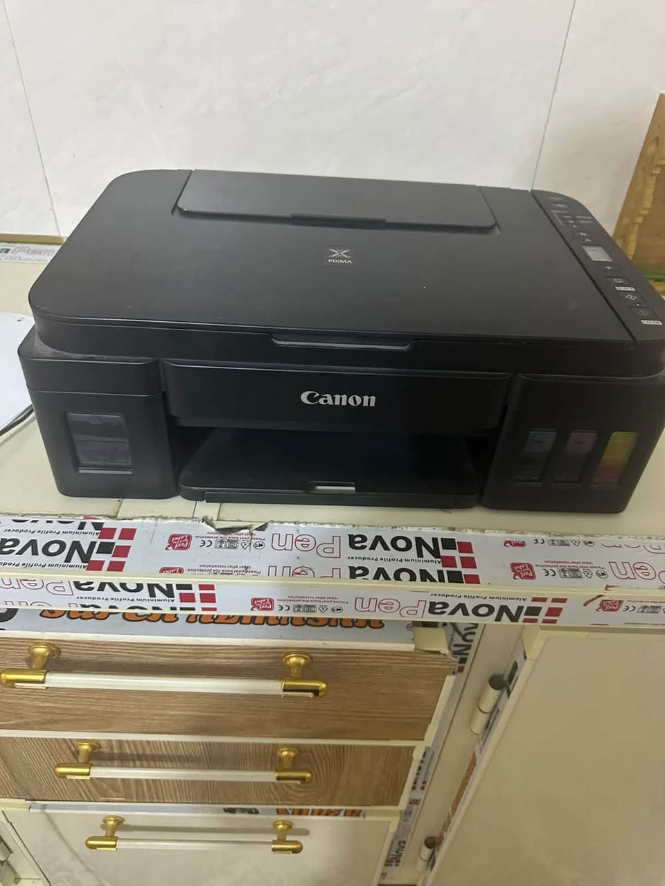 للبيع طابعة Canon PIXMA G3411
طابعة Canon G3411 متعددة الاستخدامات، مناسبة للبيت والمكتب والدراسة.
✅ طباعة ملونة وأبيض وأسود
✅ طباعة + نسخ + سكانر
✅ تدعم Wi-Fi والطباعة لاسلكيًا من الموبايل والكمبيوتر
✅ نظام خزانات حبر اقتصادية وقابلة لإعادة التعبئة
✅ جودة طباعة ممتازة للصور والمستندات
✅ مناسبة للاستخدام المنزلي والمكتبي
✅ الجهاز بحالة جيدة ونظيف
اشتريتها  علمود الجامعه وهسه تخرجت جديده فقط استنسخ ملازمي مكاني نجف للتواصل ***********
