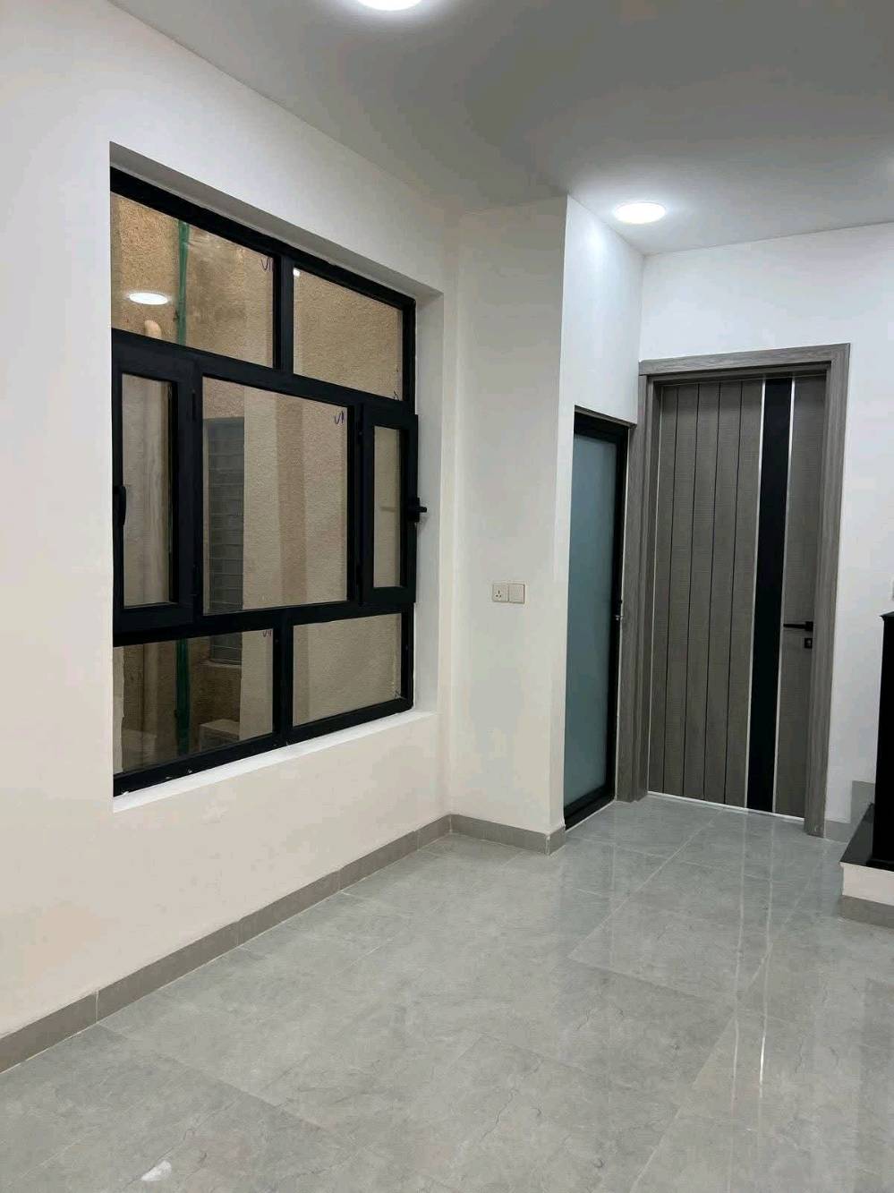 ​🔥 دار للبيع بتصميم حديث وموقع استثماري في حي الجهاد 🔥
​تطلّع لسكن الراحة والأناقة في منطقة الأساتذة القريبة من أربع شوارع – موقع متميز بالقرب من كافة الخدمات الأساسية!
​📐 المواصفات والمساحة
​المساحة: 125 م² (واجهة 6.25 م × نزال 20 م)
​الواجهة: بورسلين إسباني فاخر يعكس الفخامة والجودة.
​🏛️ تفاصيل البناء (3 طوابق كاملة)
​الطابق الأول:
​كراج سيارة + صالة استقبال فاخرة.
​مطبخ + مطبخ حار (Hot Kitchen).
​هول داخلي واسع مزود بـ شلال داخلي يضفي لمسة جمالية ساحرة.
​غرفة نوم + صحيات + مناور خلفية للإضاءة والتهوية الطبيعية.
​الطابق الثاني:
​3 غرف نوم واسعة وتصميم مريح.
​2 صحيات مفصولة.
​الطابق الثالث:
​غرفة نوم كبيرة جداً.
​مطبخ متكامل + صحيات + سطح أمامي.
​📲 للمعاينة والاستفسار:
يرجى التواصل مباشرة على الرقم: ***********