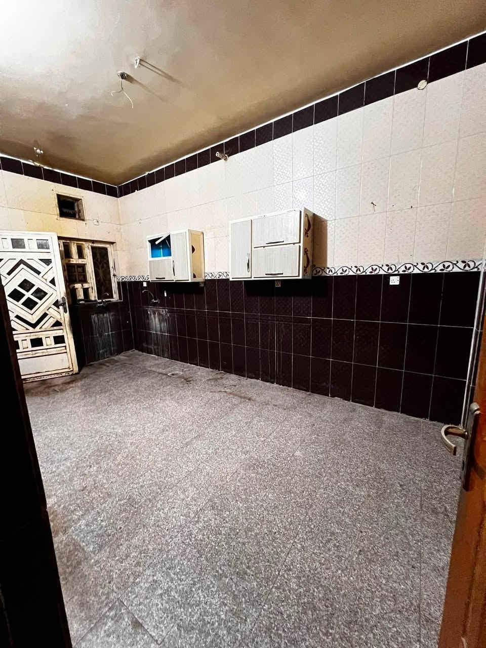 بيت للبيع المساحه 200 طابق ونص الطابق الارضي يتكون من اثنين غرف نوم والاستقبال 5*7 ومطبخ 4*7 وحمام داخلي وصحيات خارجيه وصاله 9*5 ومدخل 
أما طابق ثاني
صاله وغرفه 6*5
موقع البيت حي الامام الرضا جيران النائب غايب العميري وقريب من مدرسه ثانوية نقاء الاهلية للمزيد التواصل مع الرقم
‭***********‬ ‬
