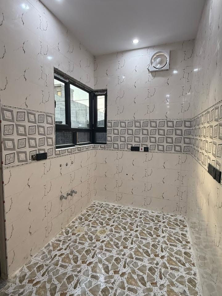 بيت للإيجار حديث غير مسكون 

📍 الموقع: حي الشيماء 
📐 المساحة: 100 م²
🏘️ عدد الطوابق: طابق ونص 

تفاصيل الدار:

🔸 الطابق الأرضي:
غرف نوم عدد 1. + هول + استقبال + مطبخ + صحيات داخلية + صحيات خارجية

🔸 الطابق الثاني:
غرف نوم عدد 1 + هول + صحيات 

للاستفسار ومعرفة التفاصيل، مراجعة مكتب أيسر الشيخ للعقار

📌 عنوان المكتب:
الموصل / حي الوحدة / مقابل جامع الودود وسانكو مول

📲 للتواصل:
▪️ايمن الشيخ : ***********
▪️ وسام الحمداني : ***********

بدل الإيجار 300 الف سعر نهائي
