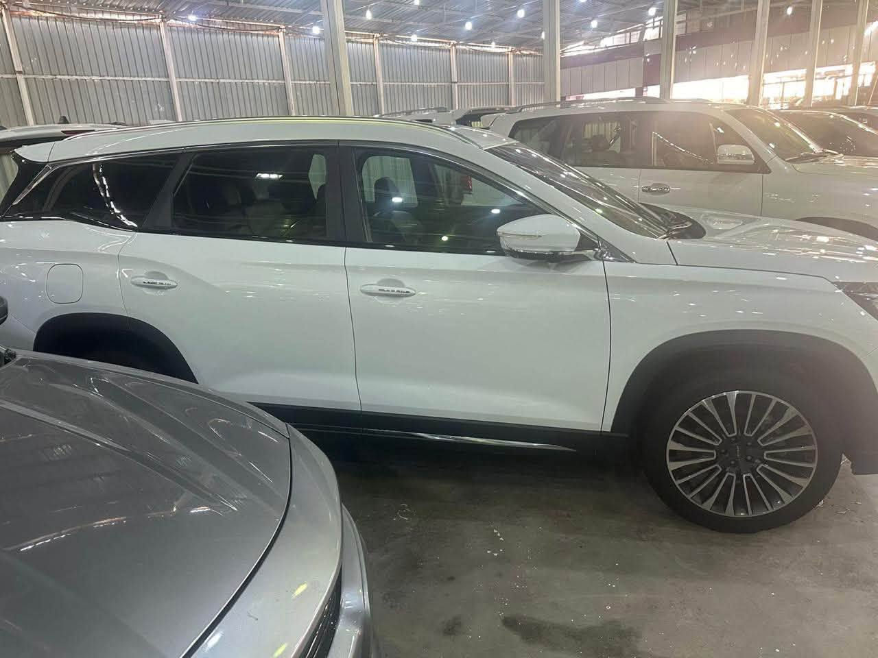 السلام. عليكم جيتور X90 Plus 2.0L Luxury
الموديل: 2024

المحرك: 4 أسطوانات 2.0L تيربو 254 حصان

ناقل الحركة: اوتوماتيكي من 7 سرعات

استهلاك الوقود: 8.1 لتر لكل 100 كم

سياره كتاب شهداء. 

المواصفات

*7 راكب

* إطارات قياس 20 إنچ

* فتحة سقف بانوراما

* 6 وسائد هوائية

* كاميرات محيطية 540 درجة

* شاشة التحكم بقياس 12.35إنچ

* شاشة القيادة بقياس 10.1 إنچ

* شاشة بقياس 9.7 إنچ للتحكم بالمكيف

* نظام كار بيت لعرض شاشة الهاتف المحمول

* بلوتوث / هاتف السيارة

* نظام صوتي متطور 8 سماعات من Sony

* شاحن هاتف لاسلكي سريع

* رادار تفاعلي

* تحذير مغادرة المسار

* نظام القيادة شبه الذاتية

* نقطة عمياء

* حساسات أمامية

* حساسات خلفية

* نظام تحذير الاصطدام الامامي والخلفي

* نظام الفرامل اليدوية الاوتوماتيكي Autohold

* وضعيات قيادة متعددة

* دخول ذكي (بصمة)

* صندوق كهربائي بخاصية الفتح باستشعار القدم

* مقصورة الركاب من الجلد الفاخر

* مقاعد السائق والراكب كهربائية

* مقاعد السائق والراكب مدفئة

* مقعد السائق مبرد

* مسند الذراع الوسطي مع ثلاجة

* إنارة محيطية

* إنارة ترحيبية

* عتبات الأبواب مضيئة

* مصابيح أمامية أوتوماتيكية زينون مع مصابيح نهارية LED

* نظام التحكم الذكي بالإنارة العالية

* المرايا الجانبية قابلة للطي كهربائياً

* مرايا بخاصية التعتيم الذاتي

* نظام مراقبة ضغط الاطارات

* فتحات مكيف هواء مستقل للصف الثاني والثالث

* وظيفة تنقية الهواء (فلتر N95)

* حساس للمطر

* زجاج أمامي عازل للصوت

* خاصية إغلاق الشبابيك وفتحة السقف عن بعد

ملاحظه السياره كتاب شهداء دخول جديد 

السياره كفاله عامه ما عده بارد فقط ب صندوق 

مكاني الناصريه حي المعلمين 

*********** وبيك خير وتدلل.  السعر 150 وبيه مجال مرقم وكامل ذي قار

