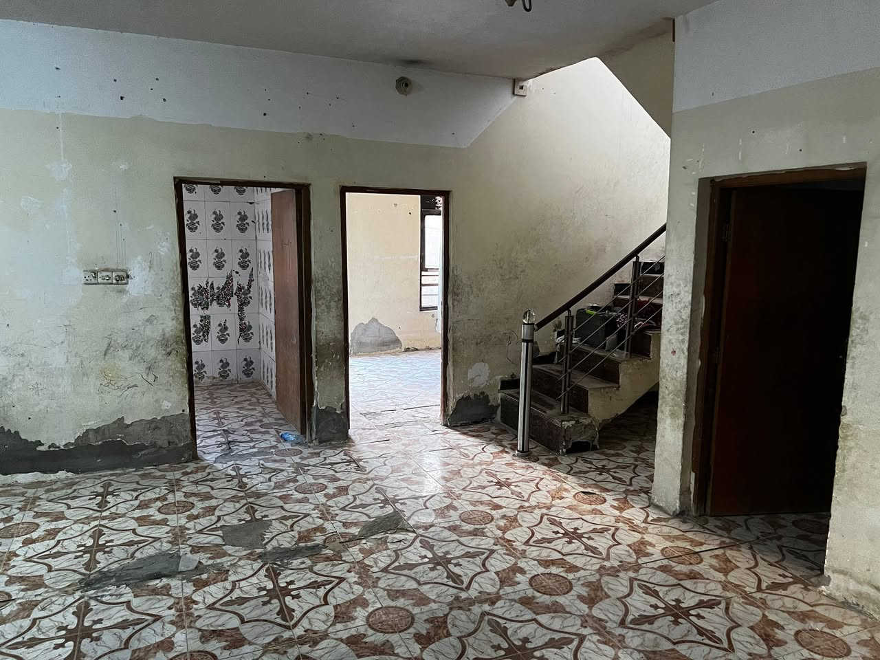 سلام عليكم
بيت 100 متر مربع طابق واحد 
يحتوي على طارمه و مطبخ و استقبال و صاله كبيره و غرفة نوم وحده و حمامات و منور خلفي
في البوبيات رقم الفرع 74
يصير مقابيل مجمع الإمام الرضا (ع) التابع للعتبة الحسينيه
سعر الإيجار 250 قفل قفل 
يبعد عن الشارع العام 500 متر 
رقم تلفوني:- ***********
