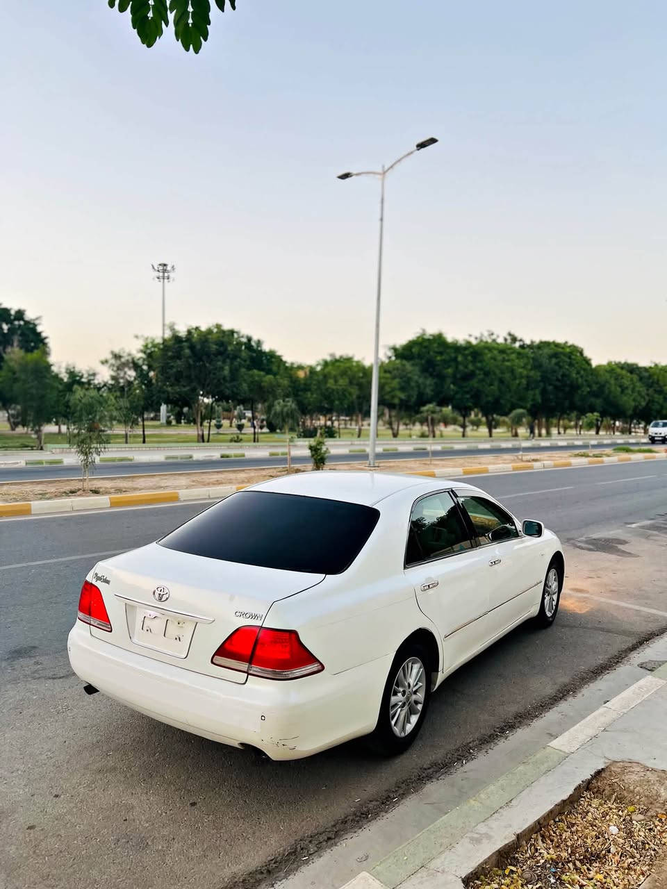 بەناوی خوای گەورە 🤍.
بۆ فرۆشتن شاھینە 2005
بــڕاوە بــڕاوە
كــۆدی ھــەیە ✅.
گــێڕ و مەكینە بــچوك 180 .
2 دوگــمە 
نــاو زەرد.
شــاشە و كــامیرە
حاسە
100K.m ڕۆشتوە 📦
سارد و گەرم و برێكی بەسراوە
تــەقە و ڕەقە بەشەرت
تازە پێشیم داگرتوە چركەی تیانیە .
تاخمێك تایە و ویلی لۆك لۆك ..
سەیارەكە زۆر جوانە ماشااللە
چاڵ و شوخت و قوپاوی نیە
گەردی نیە سفر سفرە ماشااللە .
سەقف و لاشەی ڕێك وەكو شوشــە وایە .
تابڵێی جوان و بێ مەسروفە سەیارەكە وەك تۆپ وایە
ھەمو گیانی وەكو بیلاد ئیش ئەكات..
تەنانــەت حاسەكانیشی ئیش ئەكات..
یەك گڵۆپ لە داشپولی ئیش ناكات ..

ھەر ھەمو گیانی بەشەرت ئەفرۆشم
سەقف و كەڤەر و ڕەقەم شاسی بەشەرتە .
ھەر ھەمو شتێكم نوسیوە ڕەحمەتت لێبێت موشتەری نیت سەری كەسمان مەیەشێنە .

لــە كەلارم 
نــرخی 48 گەڵاو مەجالێكی زۆر كەمە ..

***********
