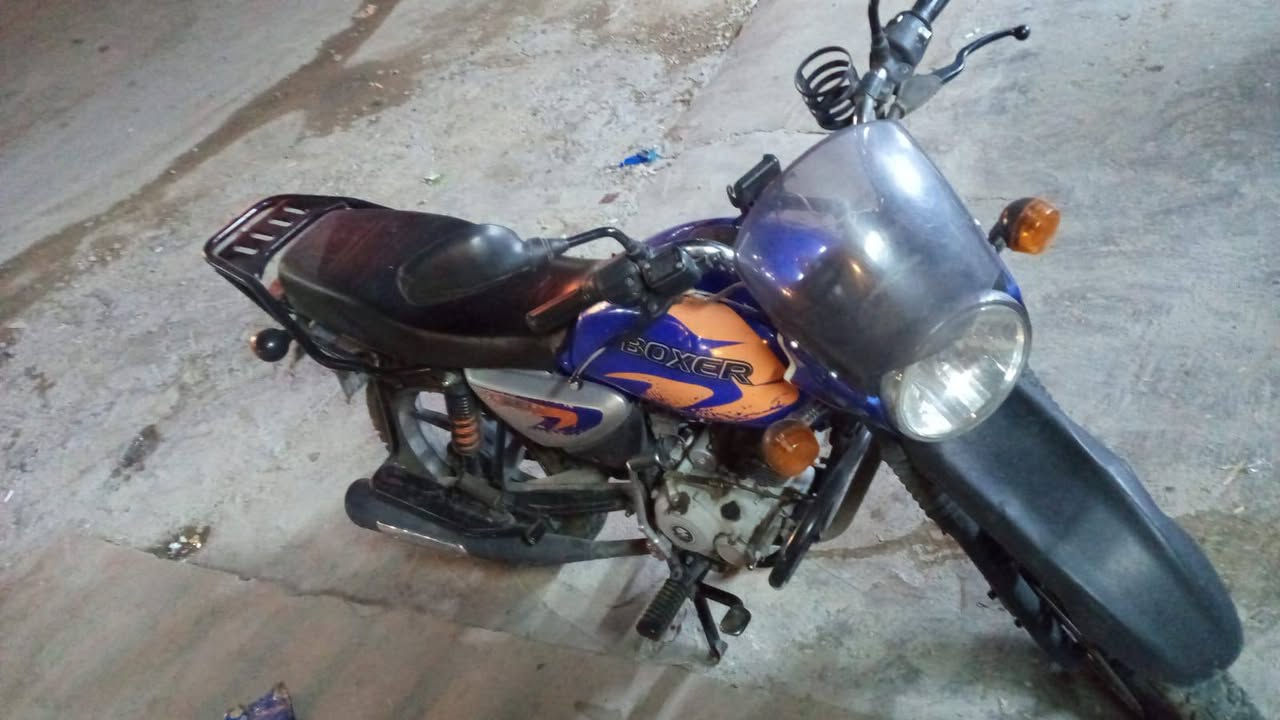 سلام عليكم شباب بوكسر للبيع كفاله كامله وكهربائيات كامله موديل 23 جديده ماشيه 227 كيلو والجنطه عندي مال دلفيري موجوده سعر 2200 رقم *********** مكاني بغداد مدينه الصدر
