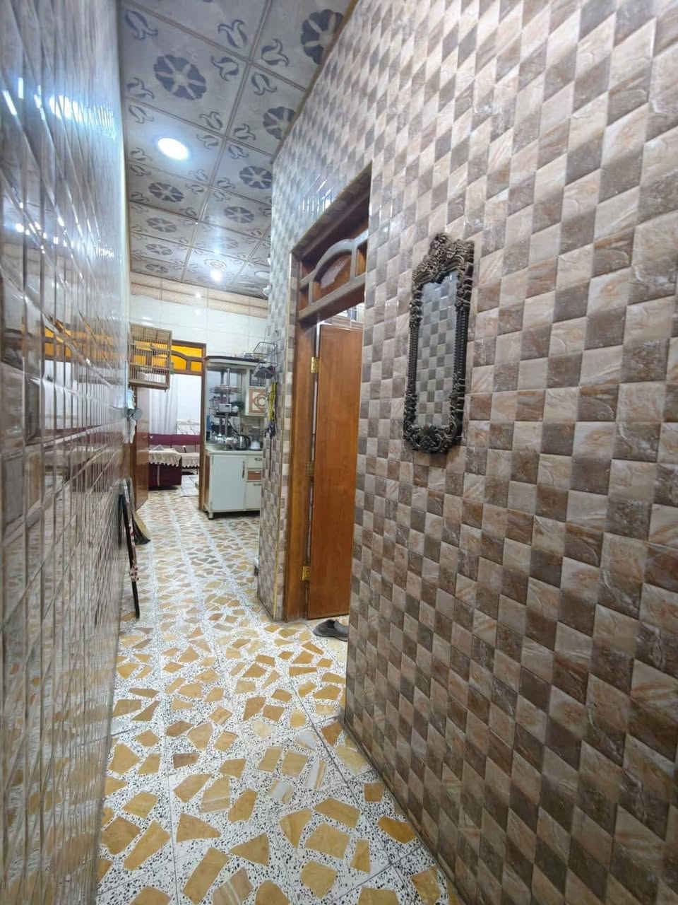 بيت للبيع حي الغدير مقابيل أسواق فطومه 100 متر طابقين كونكريت واجه 5 النزال 20 بي 3 غرف السعر 128 وبي مجال الاستفسار ***********
