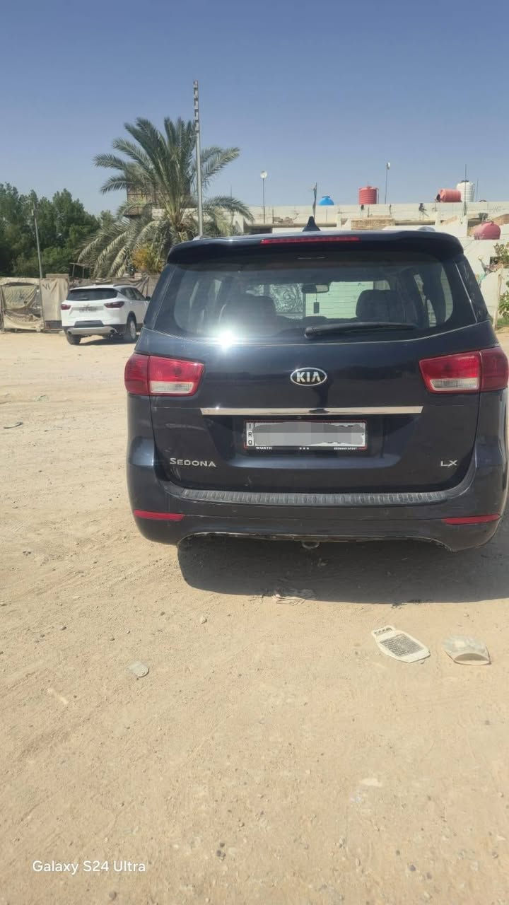 السلام عليكم سياره سيدونا 2017 فئة LX فول مواصفات رادار تحكم ستيرن تحديد مسار حساسات كامره ابواب كهرباء حادث كشنات جلد تدفئه كشنات وبردات وباقي المواصفات الي متعارف عليها صور الحادث مرفقه رقم نجف انكليزي مكان السياره نجف
 السعر ١٧٥ بيها مجال قليل
 اي استفسار *********** - ***********
