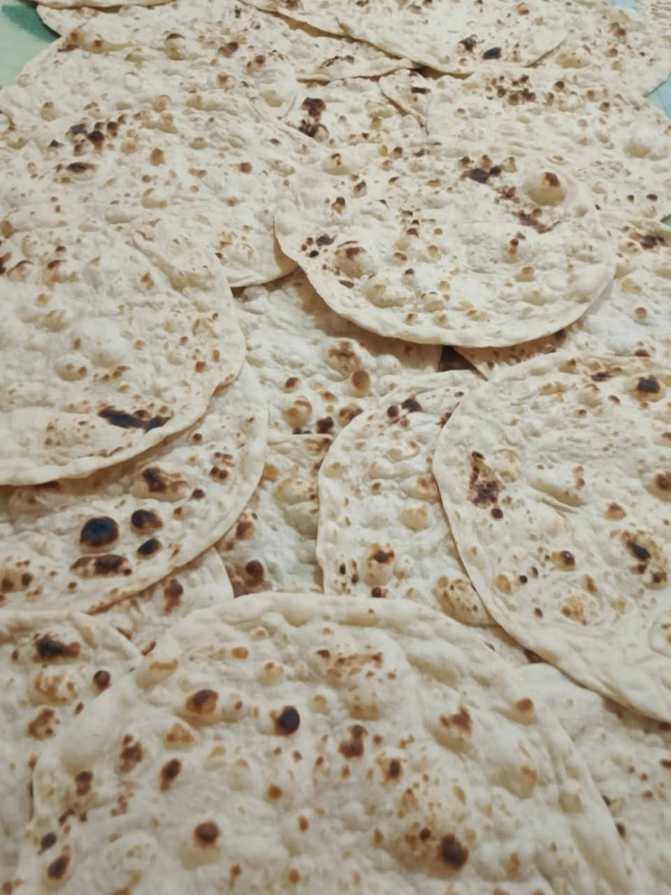 السلام عليكم 
خبز طيب ودرجة أولى الطحين من يمكم 10كرص بألف وأذا الطحين من يمي 5كرص بألف وللتواصل على الخاص أو على الرقم *********** العنوان حي الانتصار شارع ثلاثين قرب كرم مول
