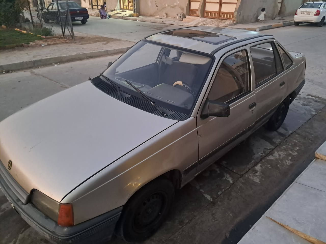 اوبل كاديت للبيع مابيها صبغ فقط جاملغ خلف السائق وكير توماتيك ومكينه 16 ومابيها اي ضررهاي الصور يمكم الشراي يتصل ***********
