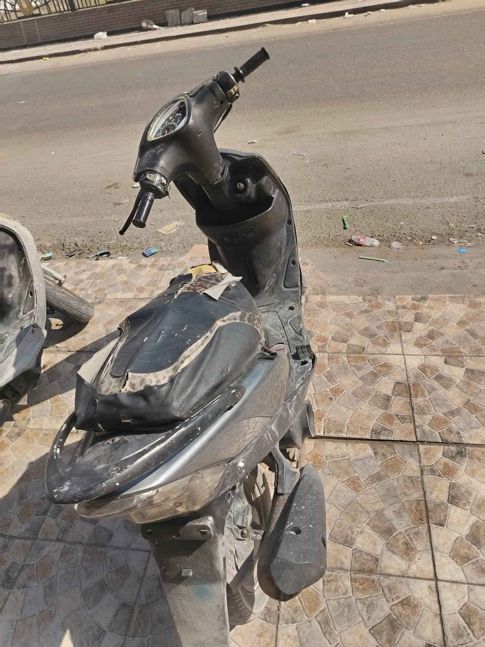 سلام عليكم ماكس عدله دراجه نضيفه بس بيه نواقص قليله دراجه نكره سلف كهربائية كله شغاله 
مكاني بغداد البياع شارع المضخه السعر 450وبيه مجال اتصل ***********
