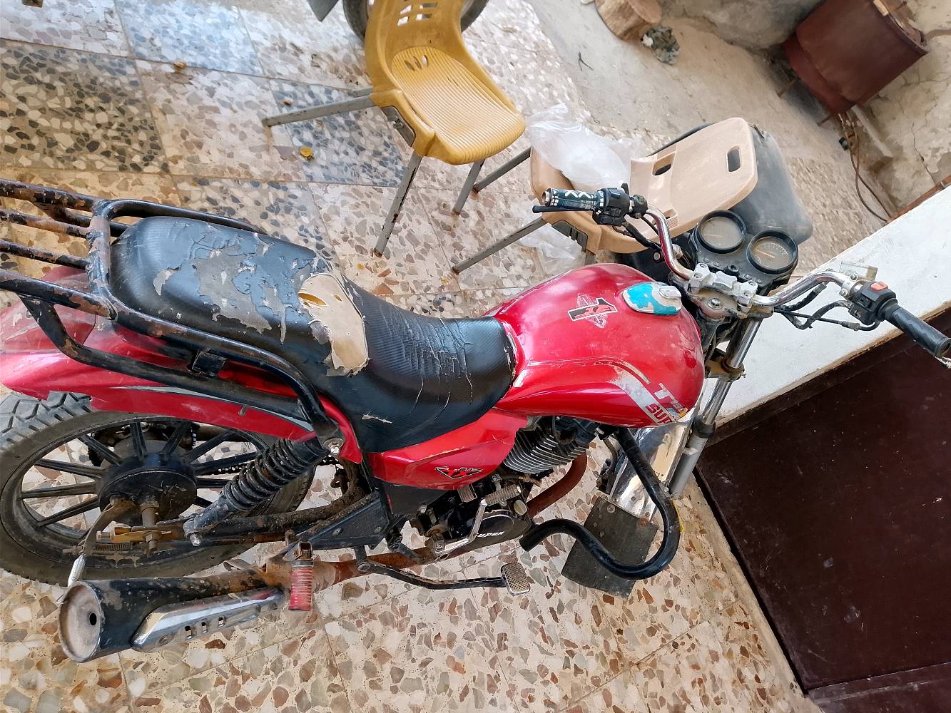 هوشه مديل ١٥ دراجه كامله فقط الكابريتر رايدلها تنضيف لان قديمه
ممكن تذكرون الموديل/النوع بالضبط للدراجة وشكد سعتها؟: 
مديل١٥ هندي هوشه محرك ٢٠٠cc 
هية شغّالة ومجرّبة على الطريق لو تحتاج صيانة غير تنظيف الكاربريتر؟: 
دراجه شغاله خير من الله فقط تنضيف كابريتر لان قديمه
وين موقعكم بالضبط بأي محافظة/منطقة؟ وهل البيع استلام مباشر لو ممكن توصيل؟: 
الحله قضاء الكفل ولايه
الأوراق شلون وضعها: كاملة لو ناقصة؟ والسعر قابل للتفاوض لو ثابت؟: 
اوراقها كامله اصولي 