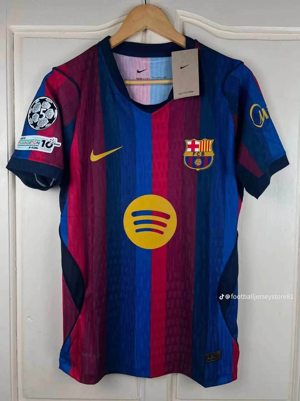 الاصلي
نسخة لاعب
شفيق للتجهيزات الرياضية

نص مكتوب في الصور:
- نسخة لاعب اصلي
- @footballjerseystore81
- N @nexgen_clothings
