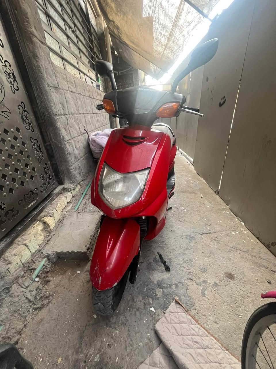 سكنس نثية گوري اوراقها موجوده بدون رقم ، الدراجه مال بيت غراضها بلاديه اغلبها عدا الگفرات تجاري الكابريتر بلادي قبل فتره خليته تاير خلفي جديد مابي بنجر واحد كهربائيات شغالات گلهن الدراجه عليها ادامه كامله منين ما تجيها گامله البيع للحاجه الدراجه بس ناقصها دوشمه الگشن شوي بيه شك اما الباقي مكفول من الالف للياء من ناحيه البريك والهندر والمكينه والسلف نص نكره مثل متشوفون بالفديو السعر 600 وبيه مجال حك الجيه المكان بغداد السيديه ع رقمين موجود *********** 
***********
