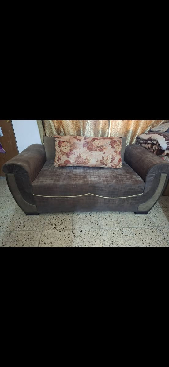 للبيع الميز طعام ١٠٠ والديوان ١٠٠ ميز شاشه ٤٠ مكاني دوره *********** واتساب
