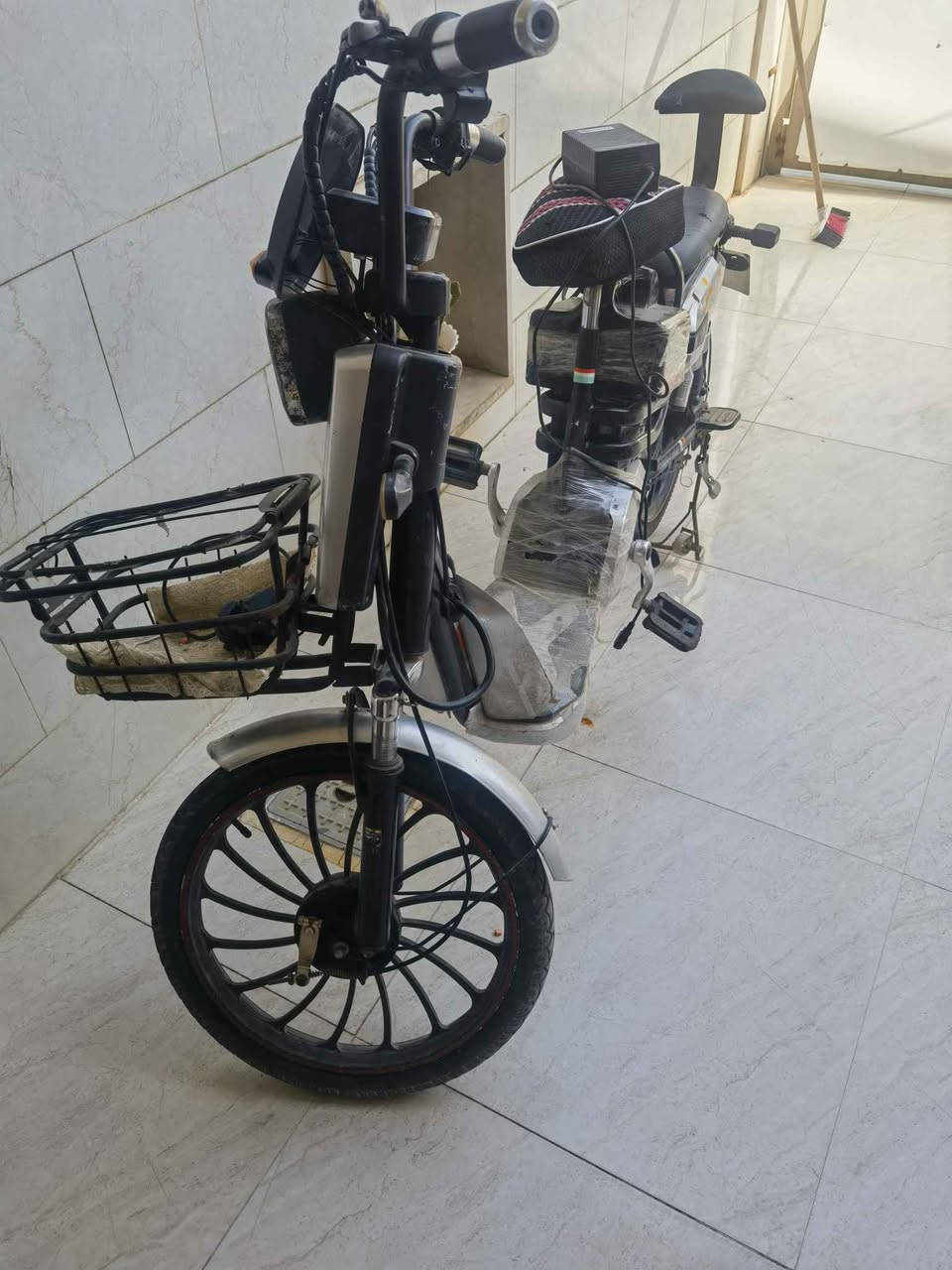 بايسكل شحن حجم 20 كبير شغال بدون مشاكل اني وزني 95 و دا استعمله اروح و اجي بيه سعر 220الف و بيه مجال للشراي عنوان اربيل بنيصلاوة *********** واتساب أربيل, العراق
