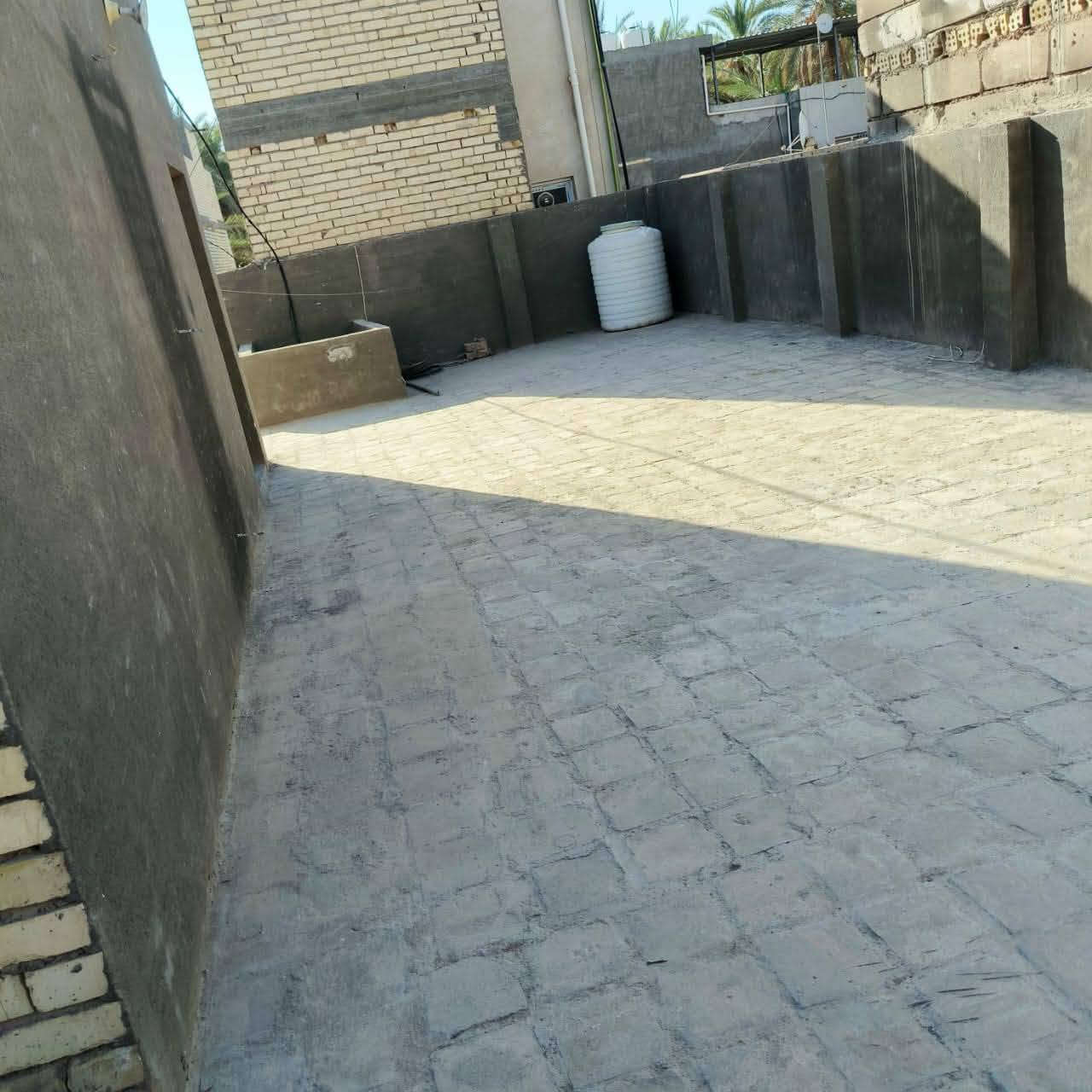 سلام عليكم عندي بيت للبيع في كربلاء بوبيات عامود 22 داخل لفرع خدمات كامله 100م 11في9 طابق و نص ملك صرف سند 25 قرار محكمه  بناء حديث صارله 5 سنوات يتكون من ستقبال +مطبخ + صاله + غرفه +صحيات خارجي و داخلي+منور ، الطابق ثاني غرفه سويت + صطح ،بناء طابوق سقف كونكريت مسلح سعر 180و بي مجال للاستفسار تصال ***********
