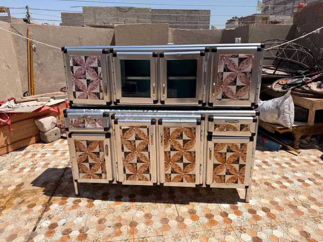 كاونتر نضيف حلو. مرتب  شوف العين. السنك مالت موجود بس خليت هذا ارتب شوي تريد سنك المالت تريد هذا بالي يعجبك. سعره 160 وبيه مجال ستفسار مراسل وتساب *********** البصرة, العراق
