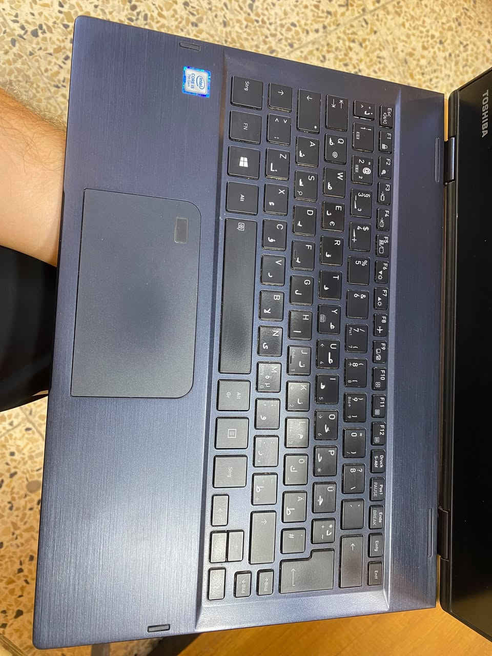 TOSHIBA
المعالج : CORE I5 
الجيل : السابع 
الرام : 8GB
الهارد 256GB SSD
حجم الشاشة 13.3 لمس قلاب
سعر 240 مع هدية 
***********

نص مكتوب في الصور:
- TOSHIBA 2 IN 1 LAPTOP شاشة لمس قلاب 13.3" المعالج CORE i5 الجيل السابع الرام 8GB الهارد 256GB SSD حجم الشاشة 13.3" لمس قلاب