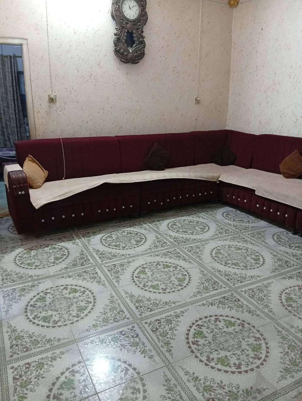 عندي بيت للبيع في الورديه خارج مقابيل علوه المخضر مساحه البيت 110 سند 25 سعر البيت 27وبيه مجال بسيط الي شراي يتصل على هذا رقمي ***********
