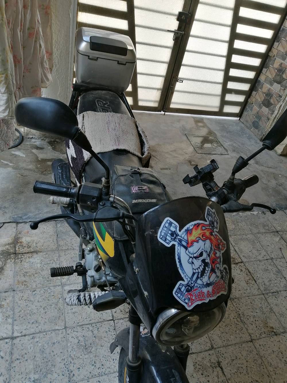 السلام عليكم شباب.. للبيع دراجة باجاج بوكسر 150 (Bajaj Boxer) موديل 2022 ونظيفة جداً وبحالة ممتازة.

المواصفات والنظافة:

الموديل: 2022.

الأوراق: مرقمة كربلاء، سنوية كاملة وجاهزة لوكالة أو تحويل مباشر.

المحرك: 150 سي سي، محرك بلاد بحالة الوكالة، ناعم جداً وبحالة ممتازة (شلعته وتكبيسه توب والتجربة خير برهان).

التشغيل: سلف كهربائي شغال من أول دكمة + هندل احتياط.

الكهربائيات: كلها شغالة وجاهزة (أضواء، إشارات، وهورن).

الإضافات والتعديلات:

مجهزة بـ صندوق خلفي سعة كبيرة للأغراض والمتاع.

غطاء مقعد (كشن) مريح ومميز.

الدراجة مكحلة ومعدلة ترتيبات حلوة ونظيفة مثل ما واضحة بالصورة.

المكان والسعر:

المكان: بغداد - الحرية الثالثة.
واتساب فقط 077‪03952463

السعر المطلوب: 1.750.000دينار) وبيه مجال بسيط للشراي المحمل والجاد