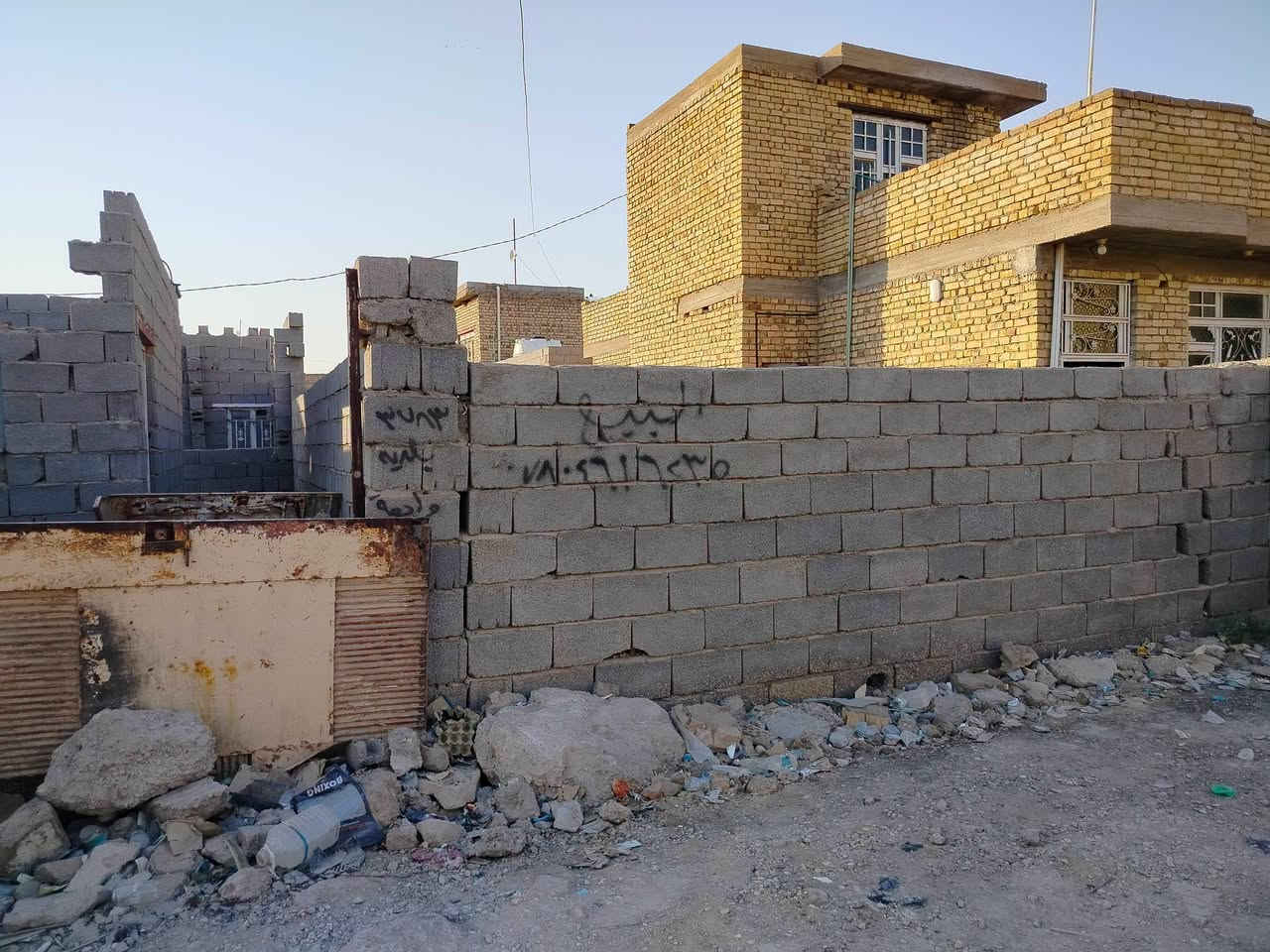 قطعة ارض للبيع مساحه 200 م بيه هيكل حي الحكيم نزلت بيت خليفه اول فرع على اليمنى قريب كلش عشارع 
طابو زراعي 25 ومرقم من بلديه 
السعر30وقابل لتفاوض للاستفسار ***********
