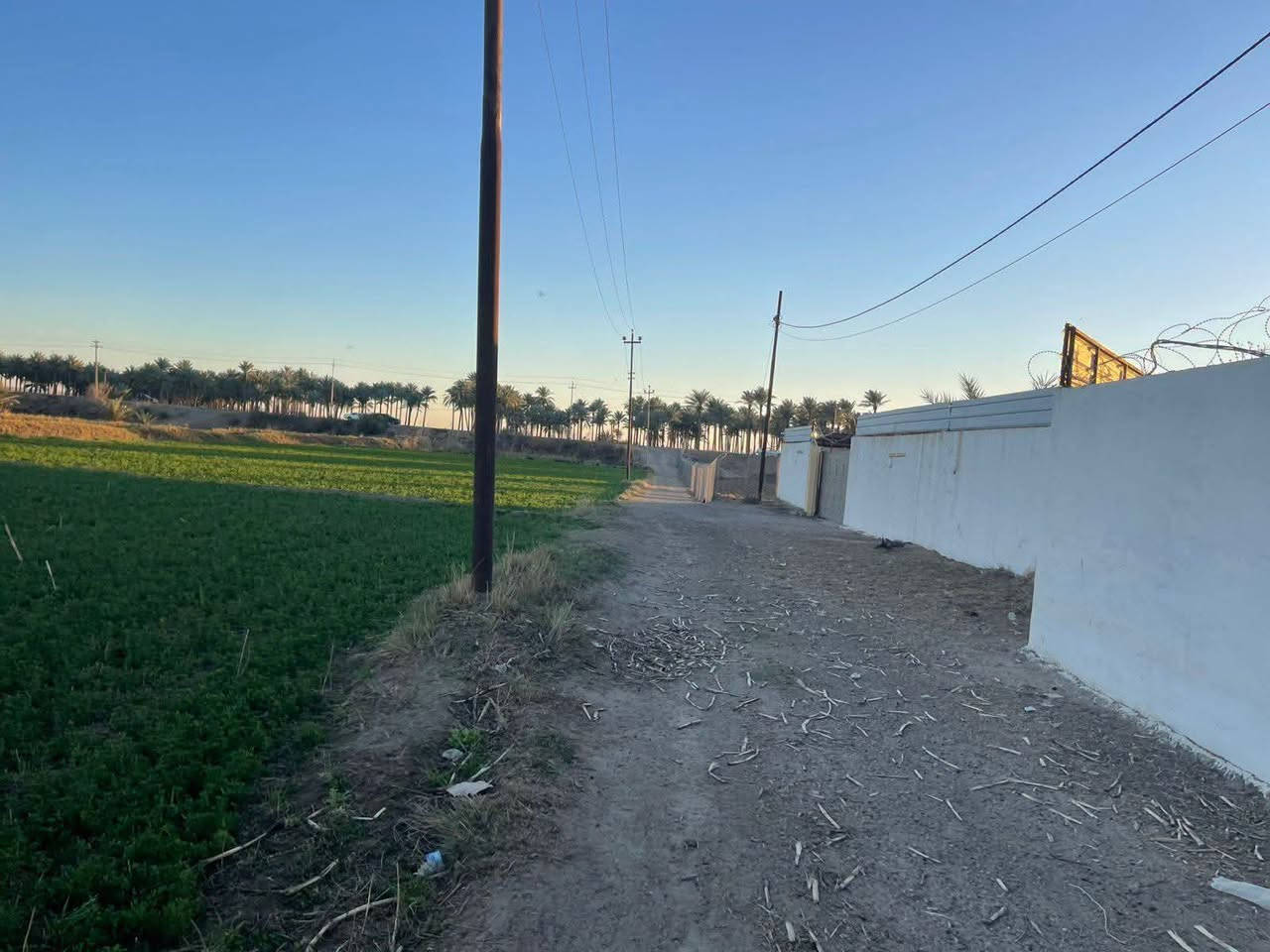 🌊 قطعة أرض شاطئية مميزة للبيع | فرصة استثمارية نادرة 🌿

📍 الموقع: الرمادي – ناحية اليرموك – بالقرب من جسر الشيخ علي حاتم
📐 المساحة: خمسة دونم أو أقل، وتُحسب المساحة الفعلية عند البيع.

📜 طابو زراعي سند ٢٥ – تحويل مباشر ✅

⭐ مميزات الموقع:
🔹 تقع الأرض بين السدة ونهر الفرات
🔹 واجهة مميزة على السدة بطول ٣٢ متر
🔹 واجهة ثانية مباشرة على النهر بطول ٤١ متر
🔹 موقع جغرافي مميز وخصوصية عالية
🔹 مناسبة للزراعة والاستثمار والسكن
🔹 تصلح لإنشاء مزرعة، استراحة، منتجع، مشروع سياحي أو أي مشروع استثماري مناسب للموقع
🔹 متوفر الماء والكهرباء والتبليط
يوجد طريق نازل من السده إلى نهر الفرات خارج حدود الأرض 
💰 السعر والاستفسار:
📞 *********** — واتساب
📞 *********** — واتساب

📩 أو مراسلة الصفحة في أي وقت.

🙏 نعتذر عن التأخير عن الرد في بعض الأحيان، ونقدّر تفهّمكم.

🏠 مكتب عدنان العسافي للخدمات العقارية
📍 نستقبل جميع العروض العقارية في مدينة الرمادي.

أبو أحمد

#أرض_للبيع #أراضي_للبيع #أرض_شاطئية #أرض_على_النهر #نهر_الفرات #السدة #الرمادي #ناحية_اليرموك #زنگورة #عقارات_الرمادي #عقارات_الانبار #عقارات_العراق #أراضي_زراعية #طابو_زراعي #سند_25 #تحويل_مباشر #استثمار_عقاري #مشروع_استثماري #استثمار #مزرعة #مزرعة_للبيع #استراحة #مشروع_سياحي #سكن #بيت_العمر #عروض_عقارية #مكتب_عقاري #الخدمات_العقارية #عقارات #عقار #الانبار #مدينة_الرمادي #نهر_الفرات_الرماديإ
