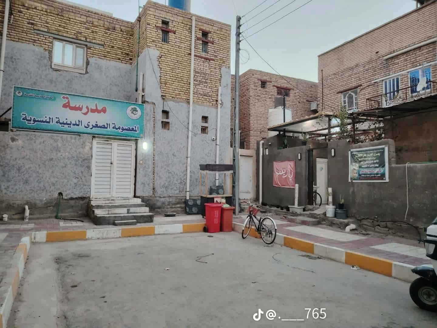 *بيت للبيع - خلف مدرسة الحليمة*

📍 *الموقع المميز:
خلف مدرسة الحليمة مباشرة - قريب على شارع الاطباء - قرب مستوصف الزهراء
موقع كلش حلو وهادئ وخدمات كاملة

📐 *المساحة: 100 متر مربع - طابقين

🏠 *التفاصيل:
*الطابق الأول:

- طارمة
- صحيات خارجية
- مطبخ
- هول + استقبال

*الطابق الثاني:
- غرفتين نوم
- هول
- سطح شتايكر

🔨 *نوع البناء: طابوق - رباطات - السقف عكادة

💰 *السعر:* 81 مليون وبي مجال بسيط للشراي

📞 للاستفسار:
واتساب: ***********
اتصال: ***********

نص مكتوب في الصور:
- @.___765
- J@.___765
- @.__765
- @.____765