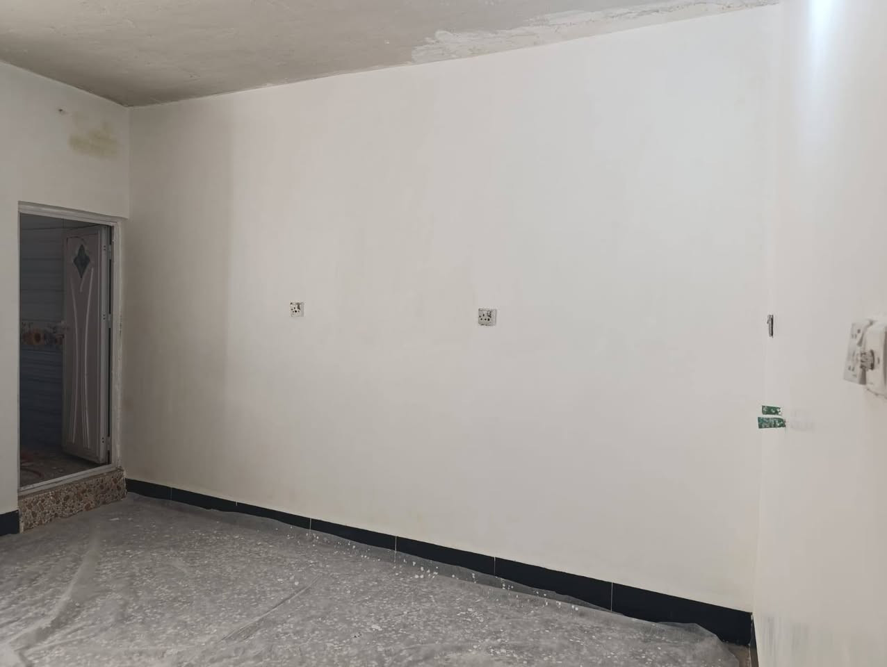 بيت للبيع المخابرات ٧٥ متر  قرب صيدليه ام صادق قريب جداً ع الشارع العام طابق ونص غرفتين نوم السعرر ٧٠ للاستفسار ***********
