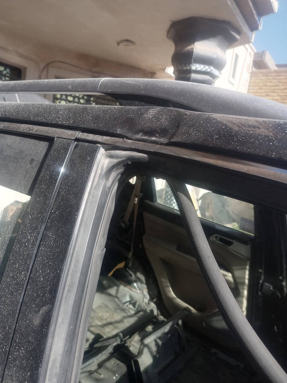 السلام عليكم عندي سيارة سانك يونك ريكستون موديل ٢٢ اريد ابيعه صار بيه حادث غرق بزل مال مي المي وصل لحد الدركة محرك وكير يشتغل وعقوله متحركة وهاي صور حادثه اريده ١٥٠٠٠ دولار مطلوبة للمصرف دادفع اقساطه تلفوني *********** ومتواجد واتساب وماسنجر الي تفيده ياخذه
