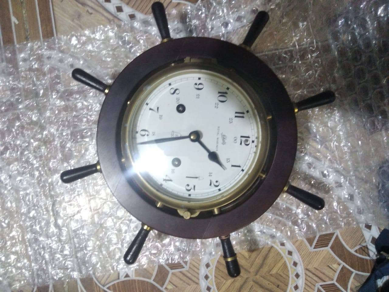 ساعة قديمة • توصيل • الموصل