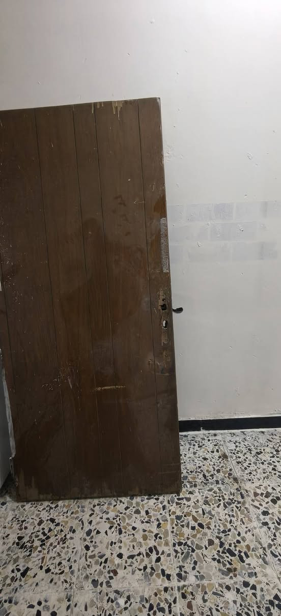 باب خشب اصلي ثقيل للبيع نقصه بس صبغ بسعر مناسب
