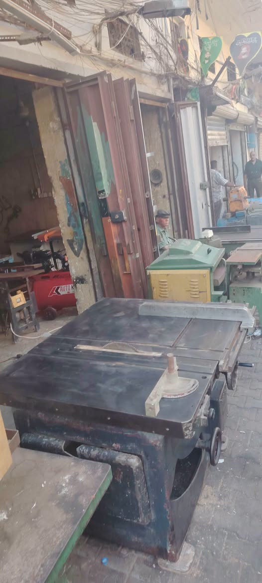 منشار انكليزي الصنع للبيع عربانه قلاب مكان بغداد النهضة شارع الهادي رقم ***********
