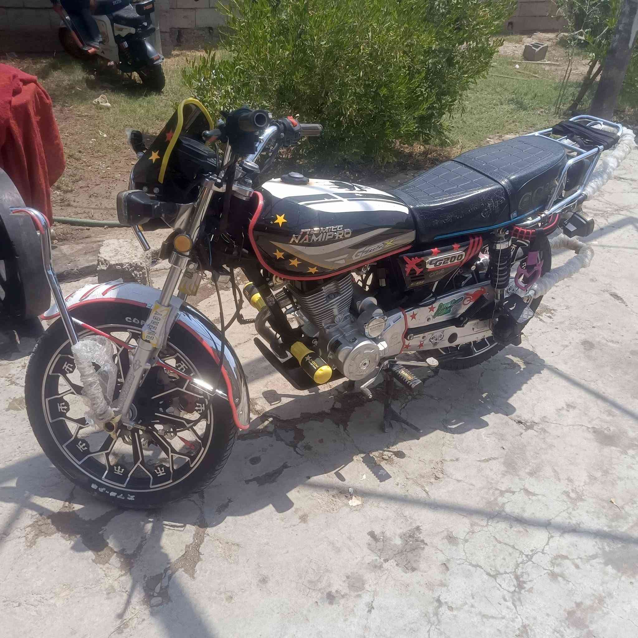 موطور هونزده محرك 200موديل 25 للبيع مكفول من كلشي ورقه وحده دراجه جديده خير من الله السعر 800 وبي مجال قليل جماعة ال 650 لا تتصل...........رقم لتواصل....***********
